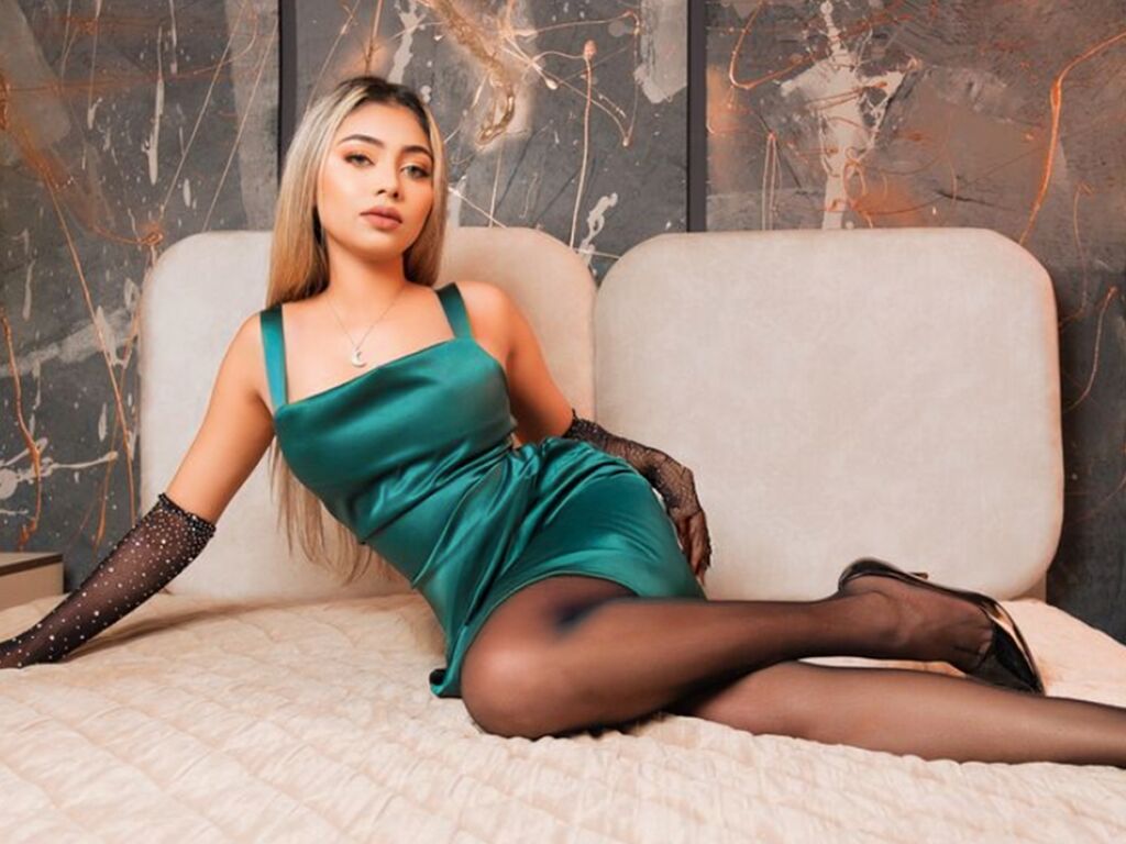 AlessandraMonet Ratings
